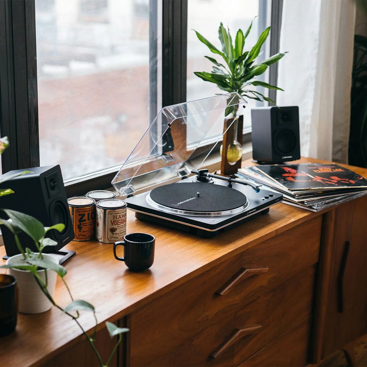 Audio-Technica LP70XBT Bluetooth Turntable + Kanto YU4 4" Active Bookshelf Speakers